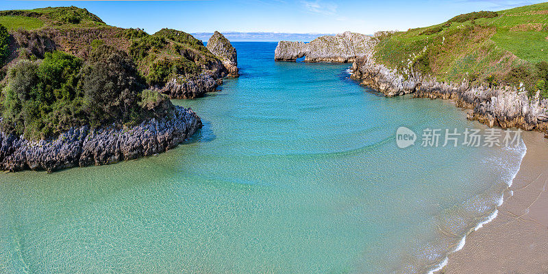 坎塔布里亚坎塔布里克海普雷莱佐附近的Playa de Barnejo Berellin海滩